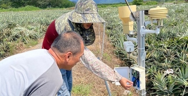 ▲指導農民辨識 區塊鏈數據收集設備