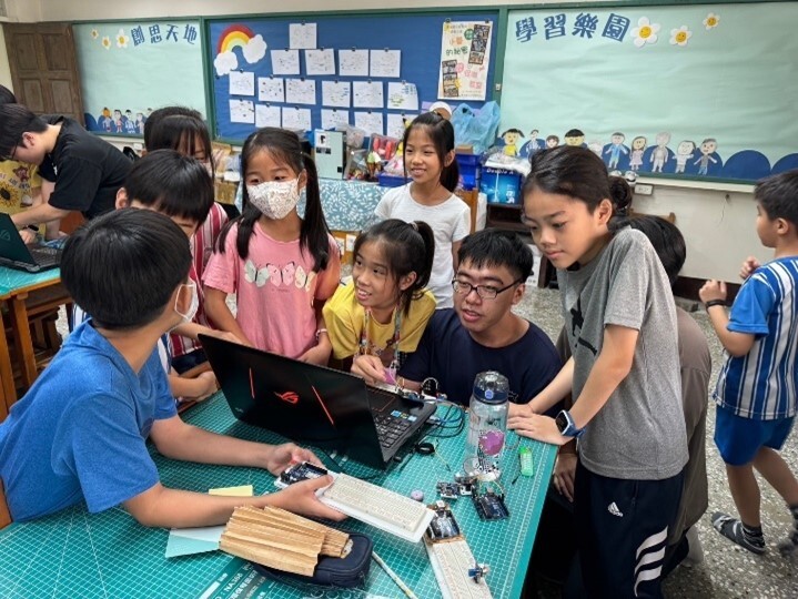 3-7 機械系學生帶領國小學童實作