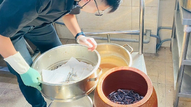 5-1. ▲學生用丁香魚釀造魚露