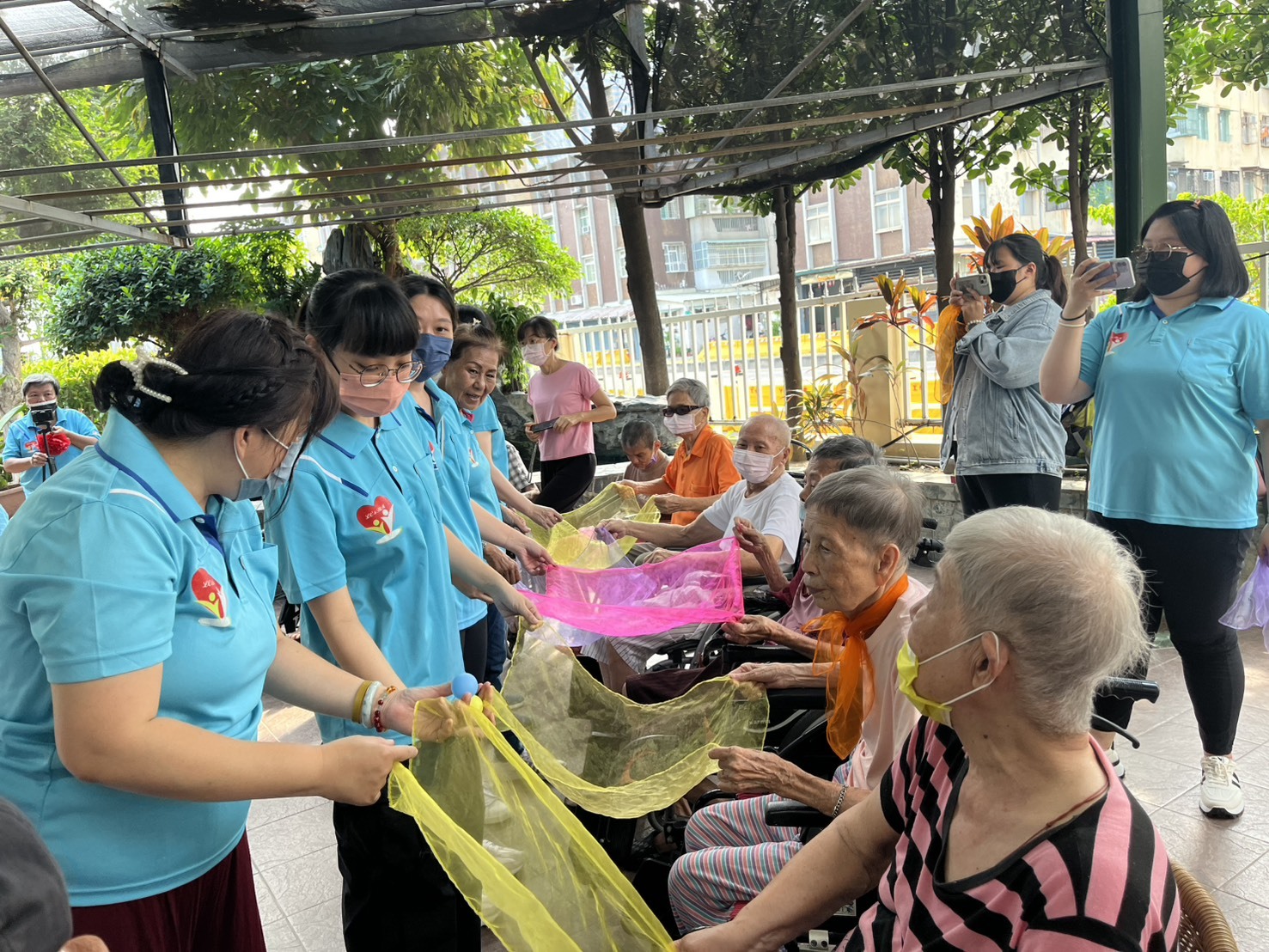 長照系學生帶領長輩預防延緩失能
