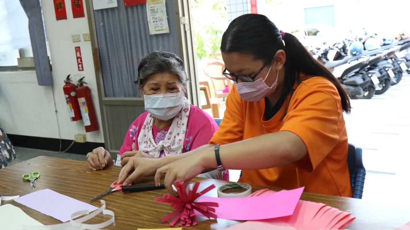 社區老人服務-紙花束手作與帶動唱活動