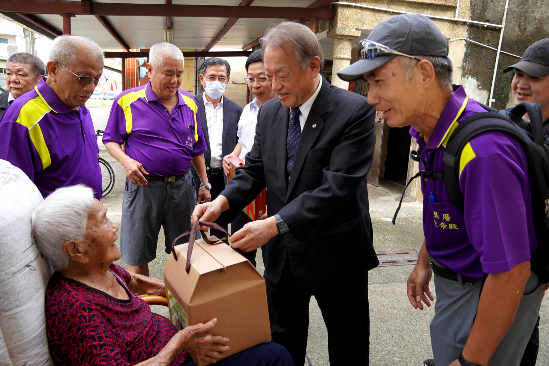 正修端午林園傳粽情 健康呷百二 贈粽居民長輩 樂活新林園