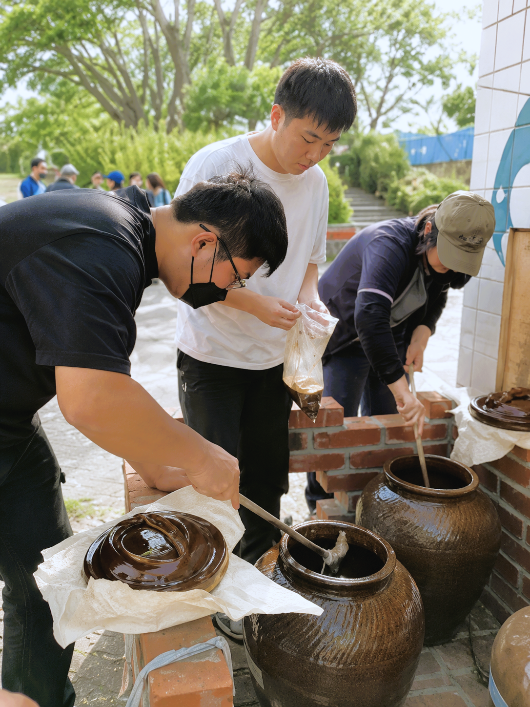 ▲餐飲系學生定期抽查魚露釀製狀況