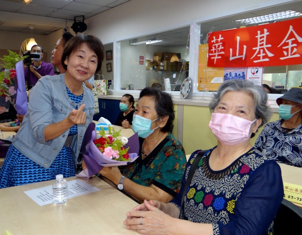 正修攜手華山獻暖伴孤老 為阿嬤剪髮 按摩歌唱過母親節