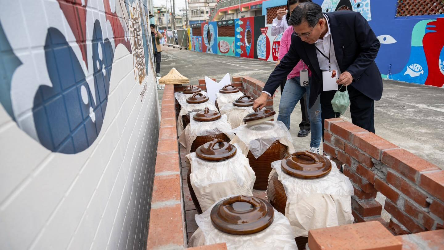 正修USR傳承旗津漁村飲食文化 藝術家攜手學童們彩繪魚露基地