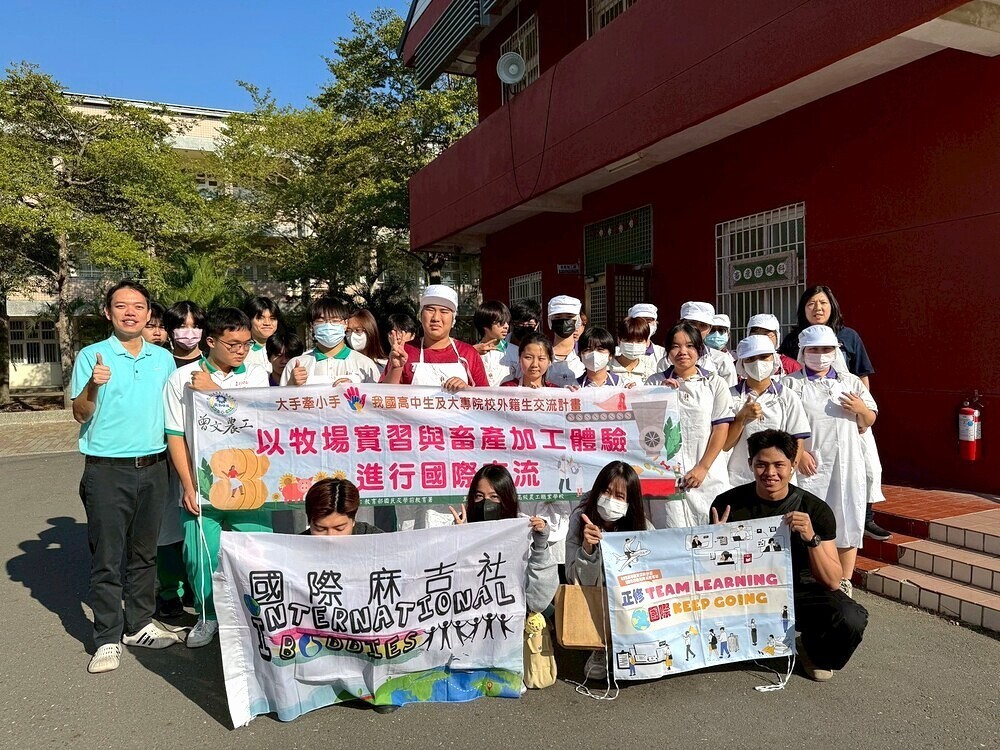 ▲與曾文農工學生體驗畜產加工