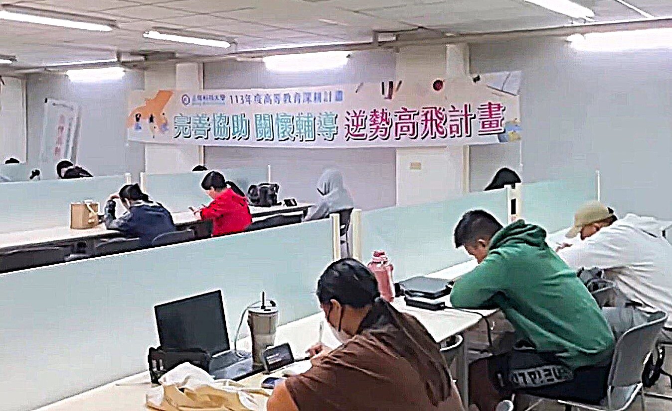 3-2 學生於自主學習區專心複習課業