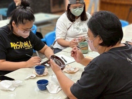 ▲民眾體驗陶瓷金繕修復