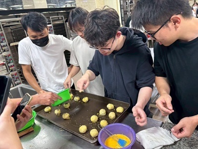 正修僑生共度中秋，體驗親手做蛋黃酥的幸福滋味