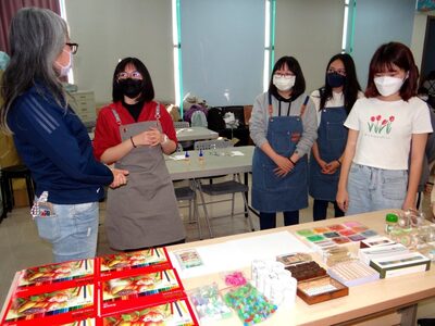 “The Department of Arts and the Department of Visual Communication jointly promote environmental education through DIY handmade paper featuring Milea-minute Weed.”