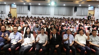 Orientation and Training for New Students in Cheng Shiu University's Special Program for Overseas Chinese Students Over 300 Overseas Chinese Students from Five Countries Convene for Training