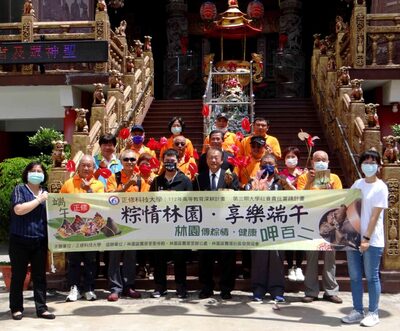 Cheng Shiu University’s USR project celebrated the Dragon Boat Festival by distributing zongzi to the underprivileged elderly in Lin Yuan.